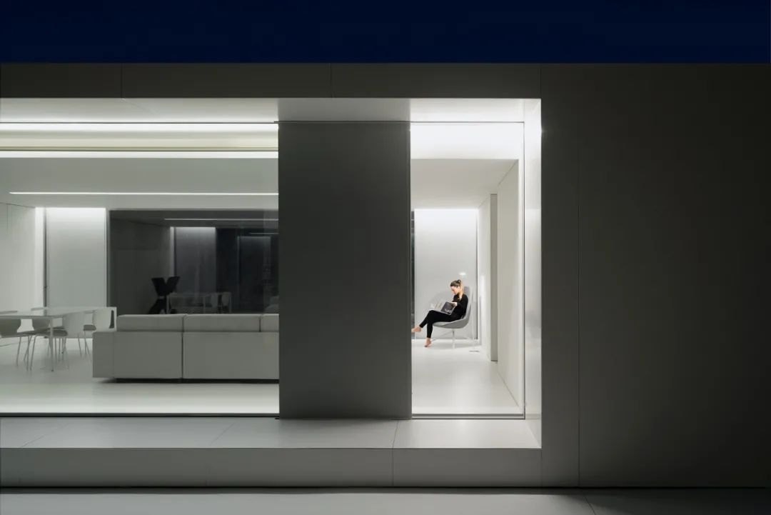 瓦伦西亚纯白极简美学私宅丨Fran Silvestre Arquitectos-14