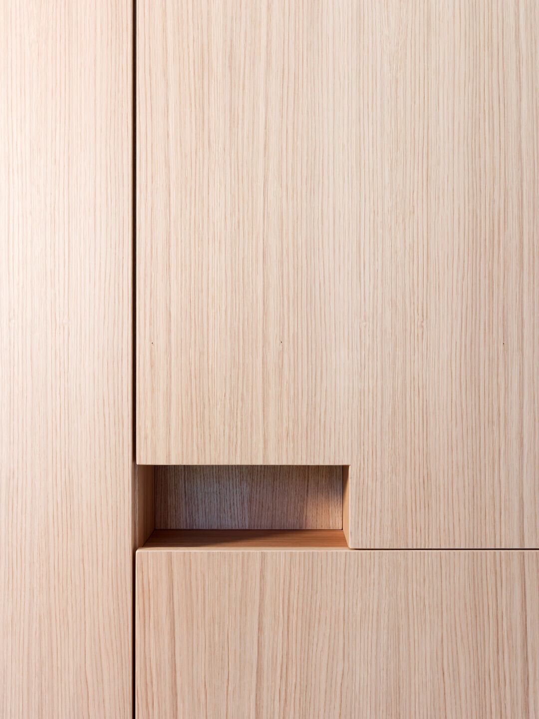 意大利 90 年代公寓转型之作，中岛家具成空间主角-11