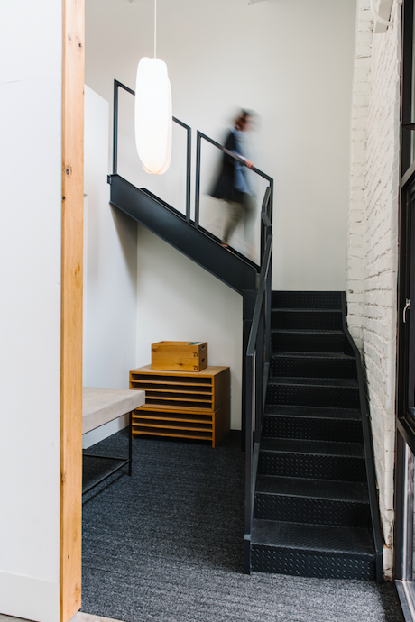 旧仓库变身创意办公空间-13