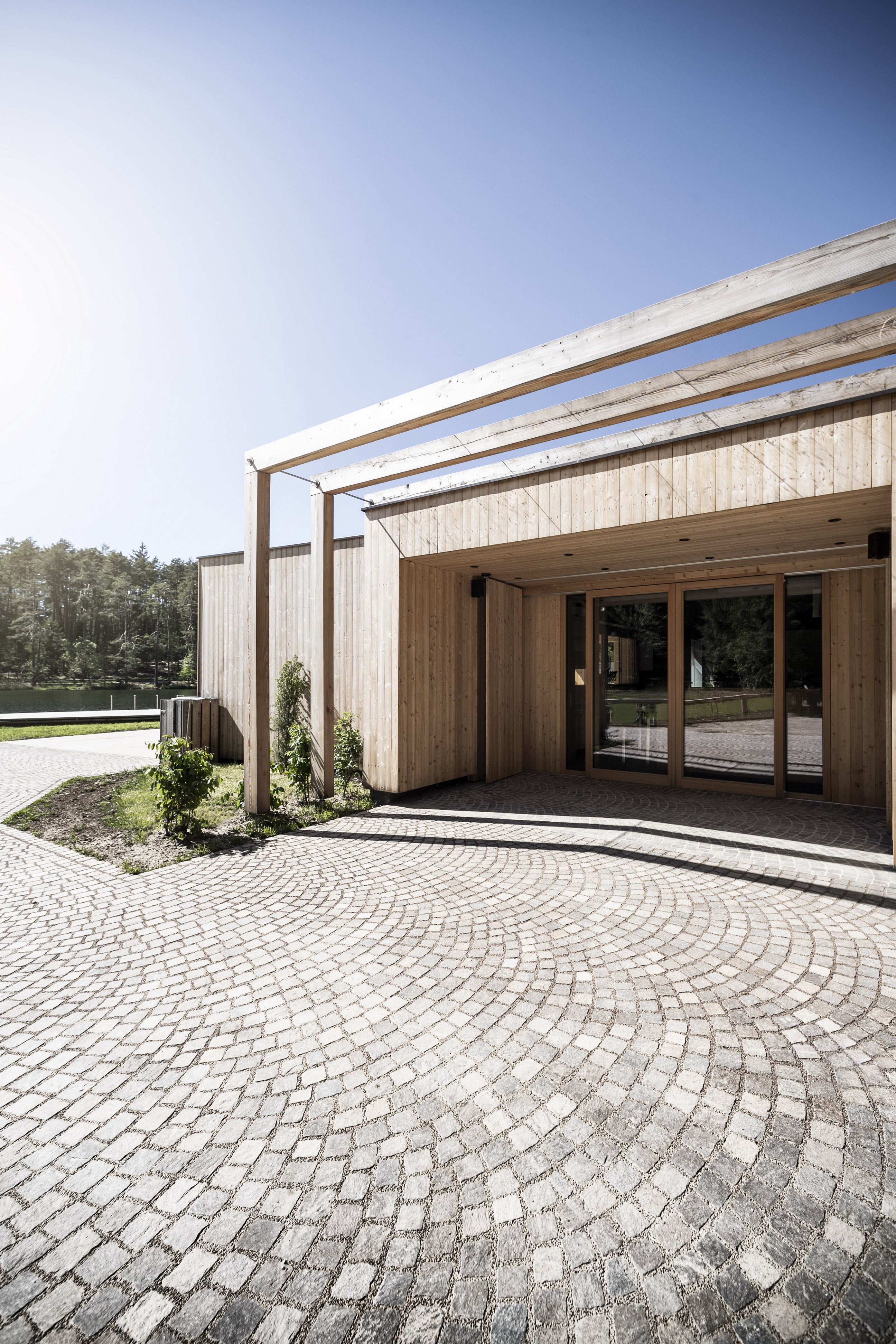 湖边休闲建筑，自然与设计的和谐融合-26