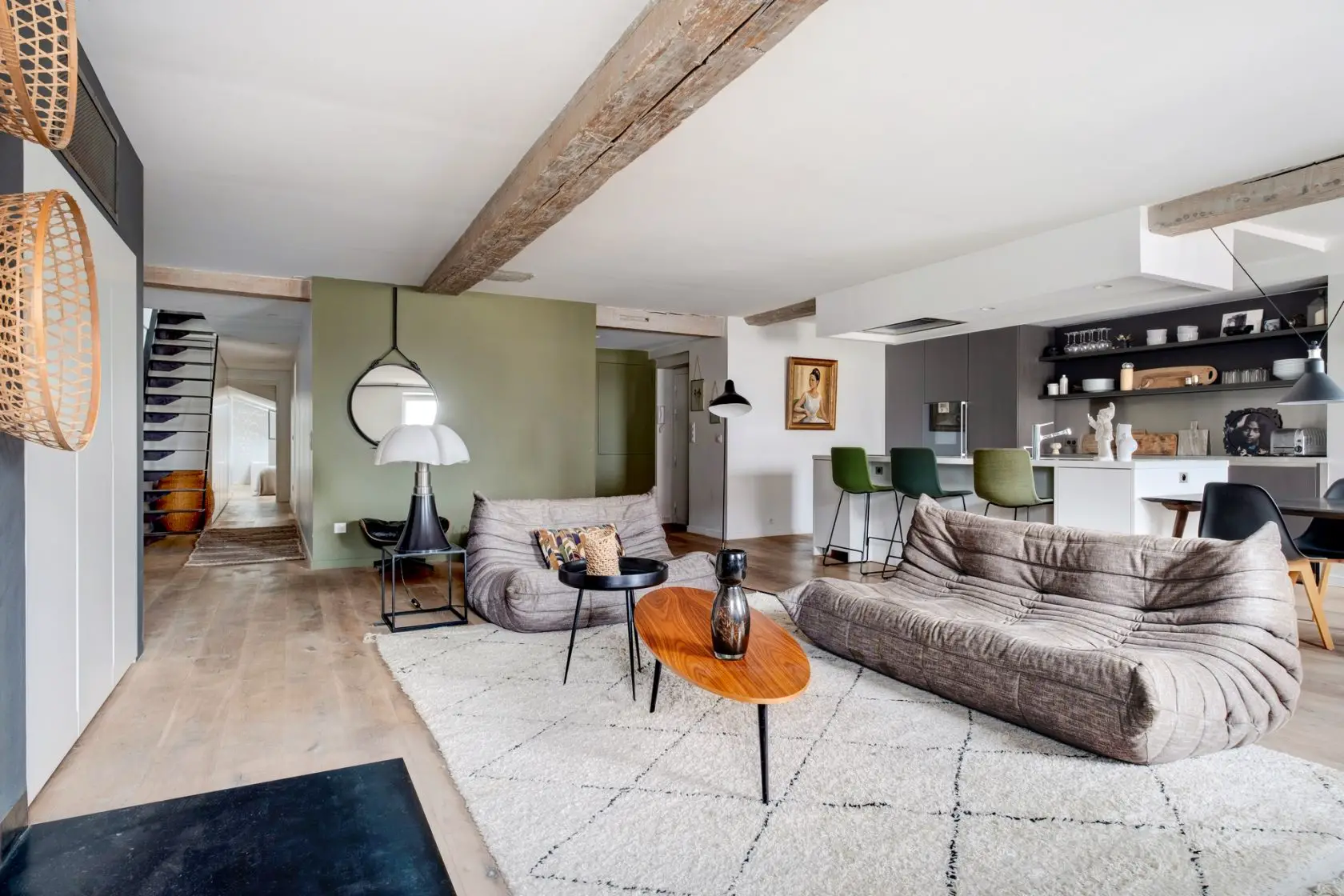 优雅设计尽显，lyon 中心复式公寓的魅力改造-2