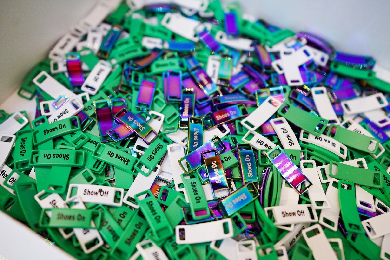 成都 IFS 时尚召集令 | 动感灯管串联全场的靓丽视觉设计-16