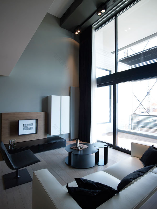 灰色城市阁楼公寓丨希腊雅典丨Theano Potamianou Ravazoula-9