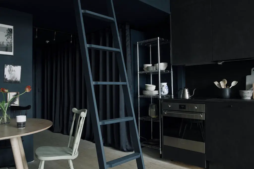 独特半圆形窗户照亮的明亮工作室-3