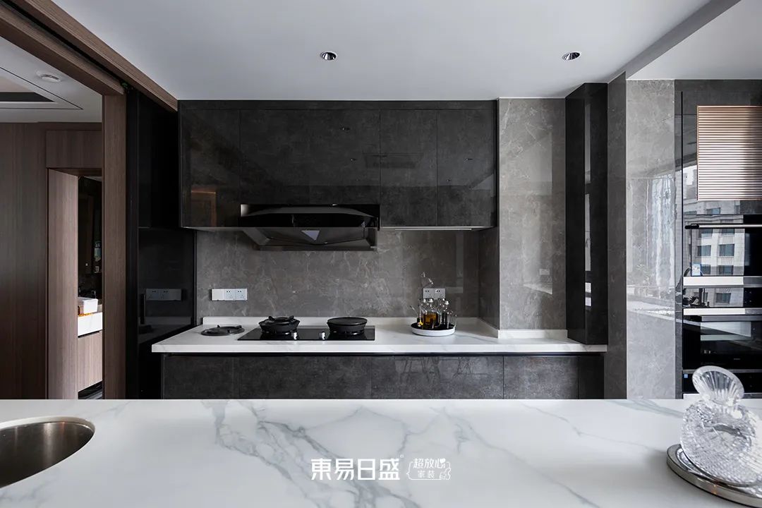 90后夫妻220㎡现代简约的家，三室变四室，被主卧圈粉了！-52