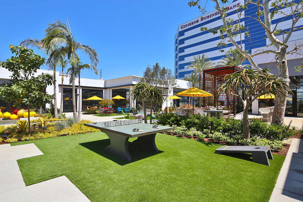 飞地；有围墙的社区；专属区域（需结合具体语境确定最合适的表述，若这里指高档封闭社区，‘有围墙的社区’较合适；若指地理意义上的，‘飞地’更准确等） 但按照严格要求这里还是统一给出 飞地  丨美国洛杉矶丨Lifescapes International-4