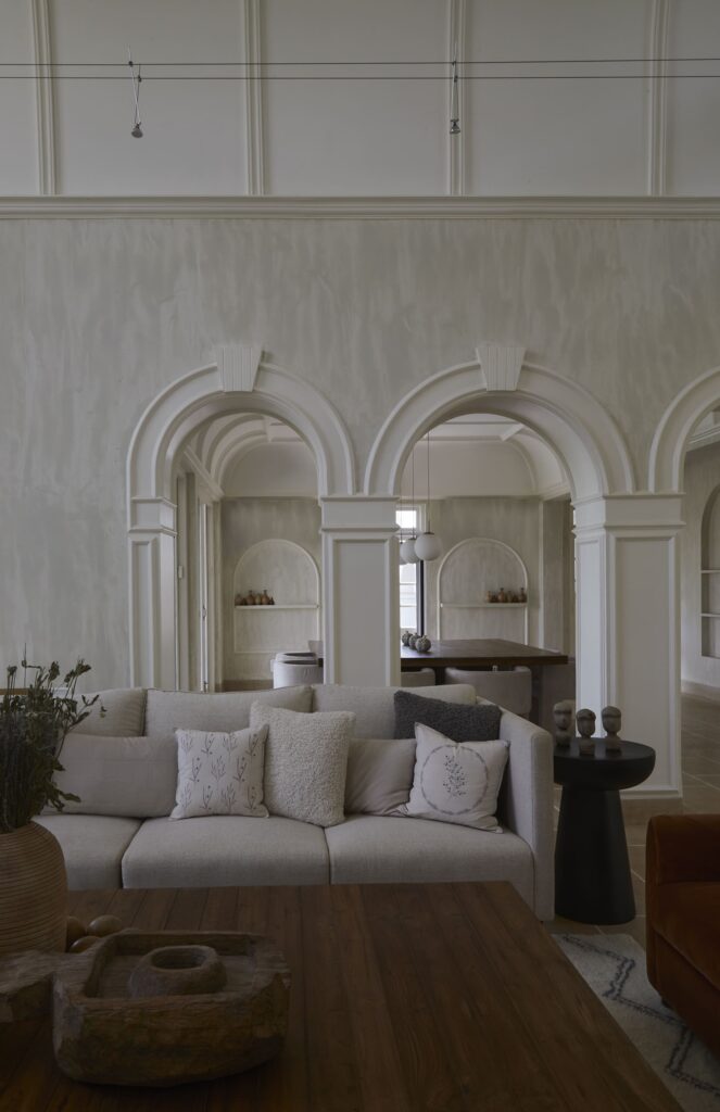 鸡蛋花庄园

注：Frangipani常见指鸡蛋花 ，Estate有庄园、地产等意思，结合语境这里翻译为鸡蛋花庄园较为合适 丨FADD Studio-25