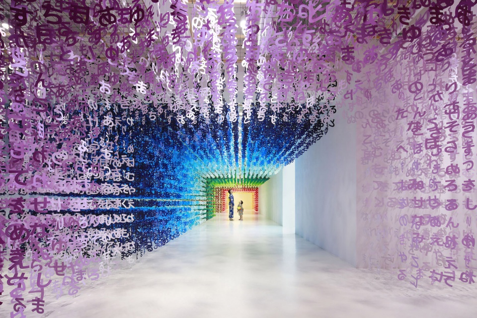 彩纸映衬下的“语言的世界”可尔必思 100 周年装置艺术展-3