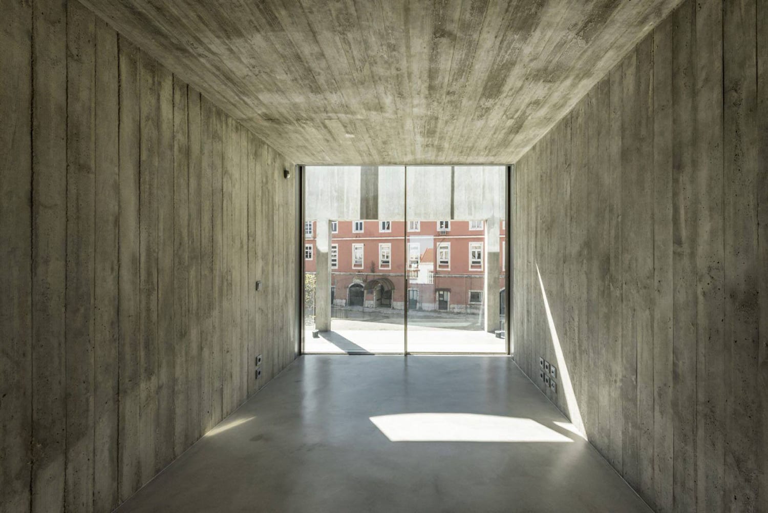 极简主义葡萄牙之家,悬浮泳池成焦点-23