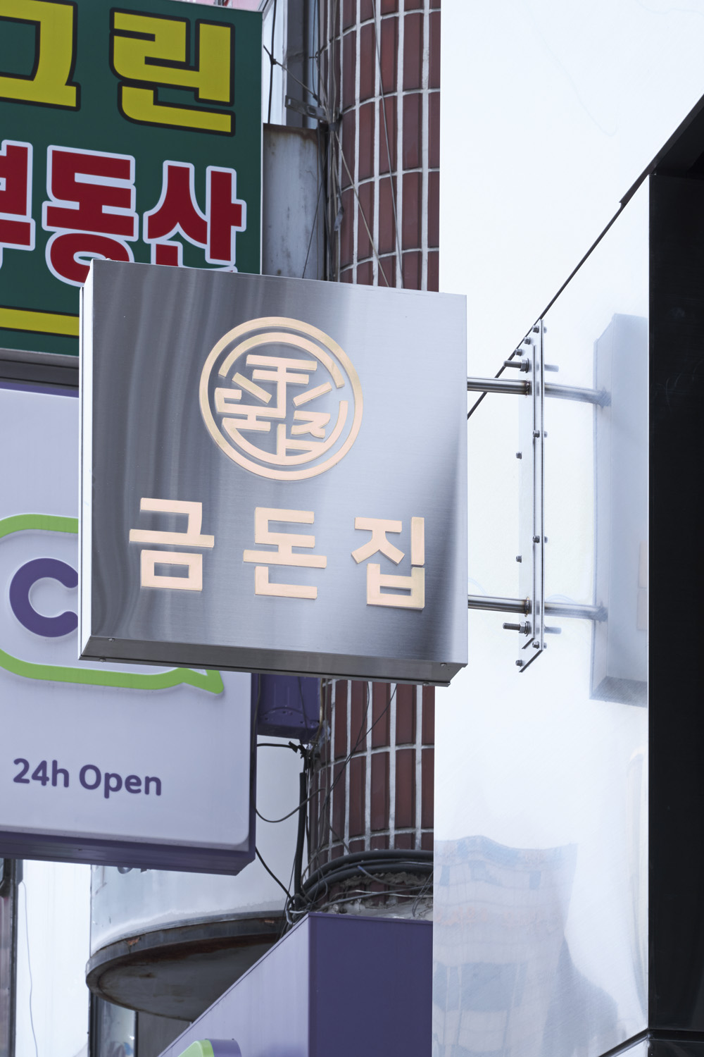 30 平米工业风小户型设计，黑金风格惊艳亮相-15