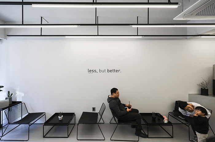 10 坪现代咖啡厅，迷你温馨空间设计-6