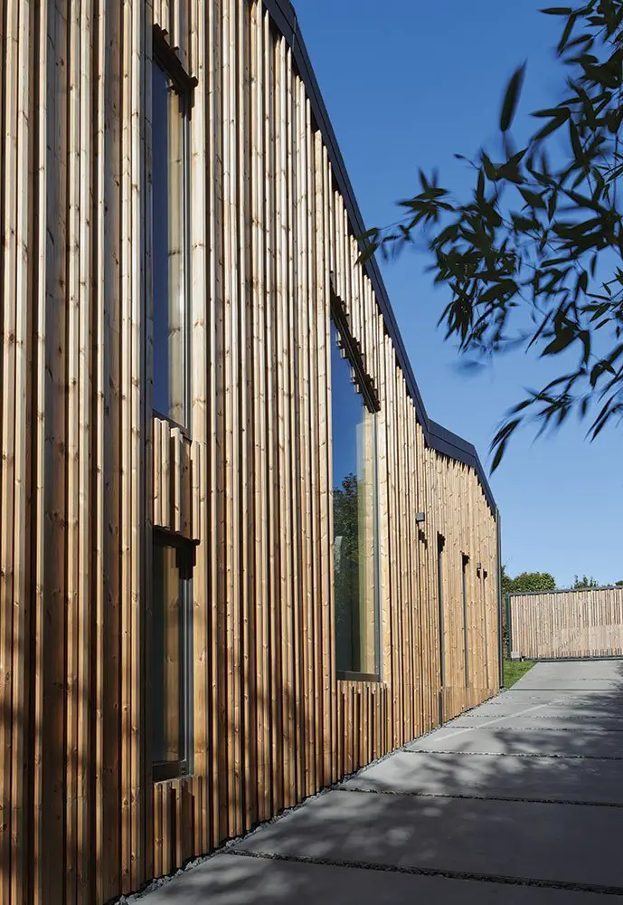 海岛视野 | Freehand Architecture 绿意盎然的木质海景别墅-10