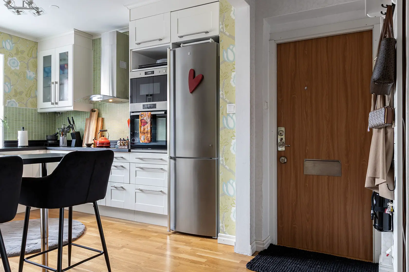 色彩斑斓的瑞典 77m2 公寓 | 极简与丰富的完美结合-10