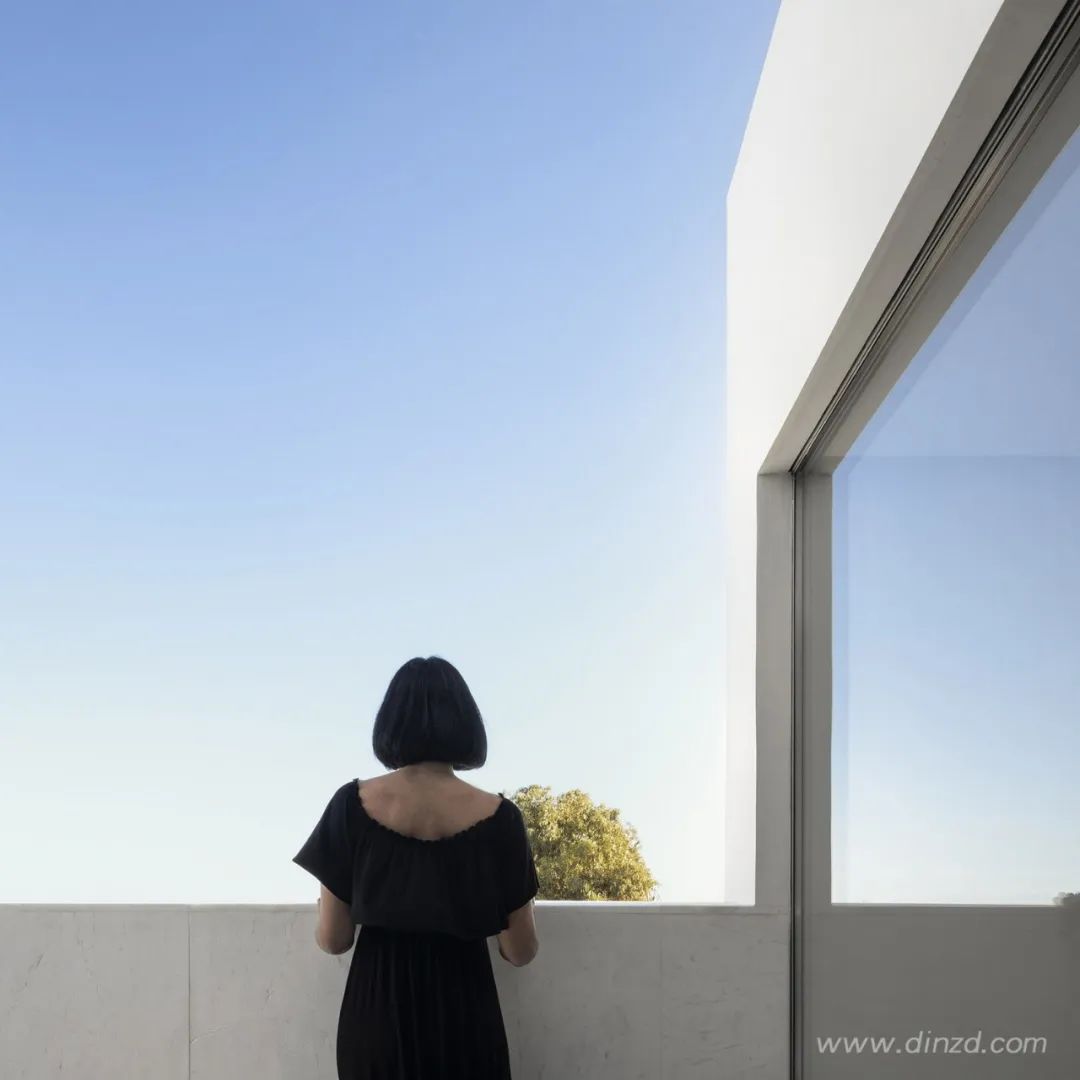 白色极简，融入自然的住宅设计-105