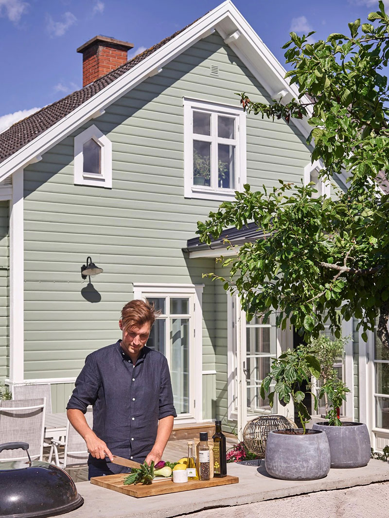 瑞典年轻家庭打造白色夏日小屋，自然与现代的完美融合-7