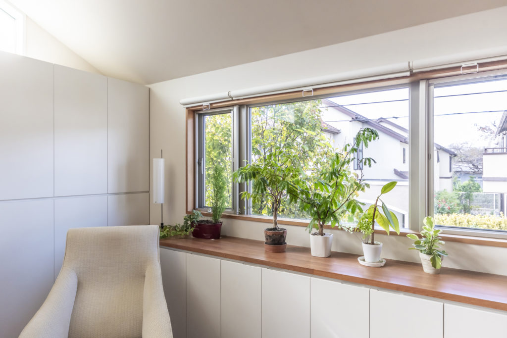 別荘地のように静かで緑に囲まれた家　緑と空の見える図書室でゆったりと本を読んで過ごす | Architecture | 100%LiFE-21