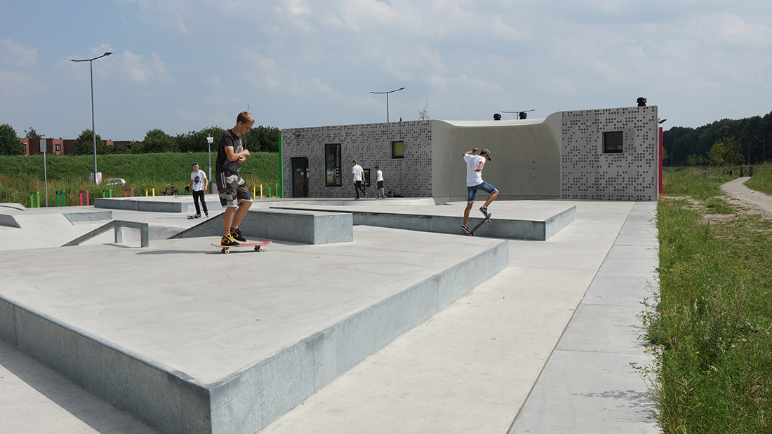 融合室内外空间的创意滑板运动中心-24