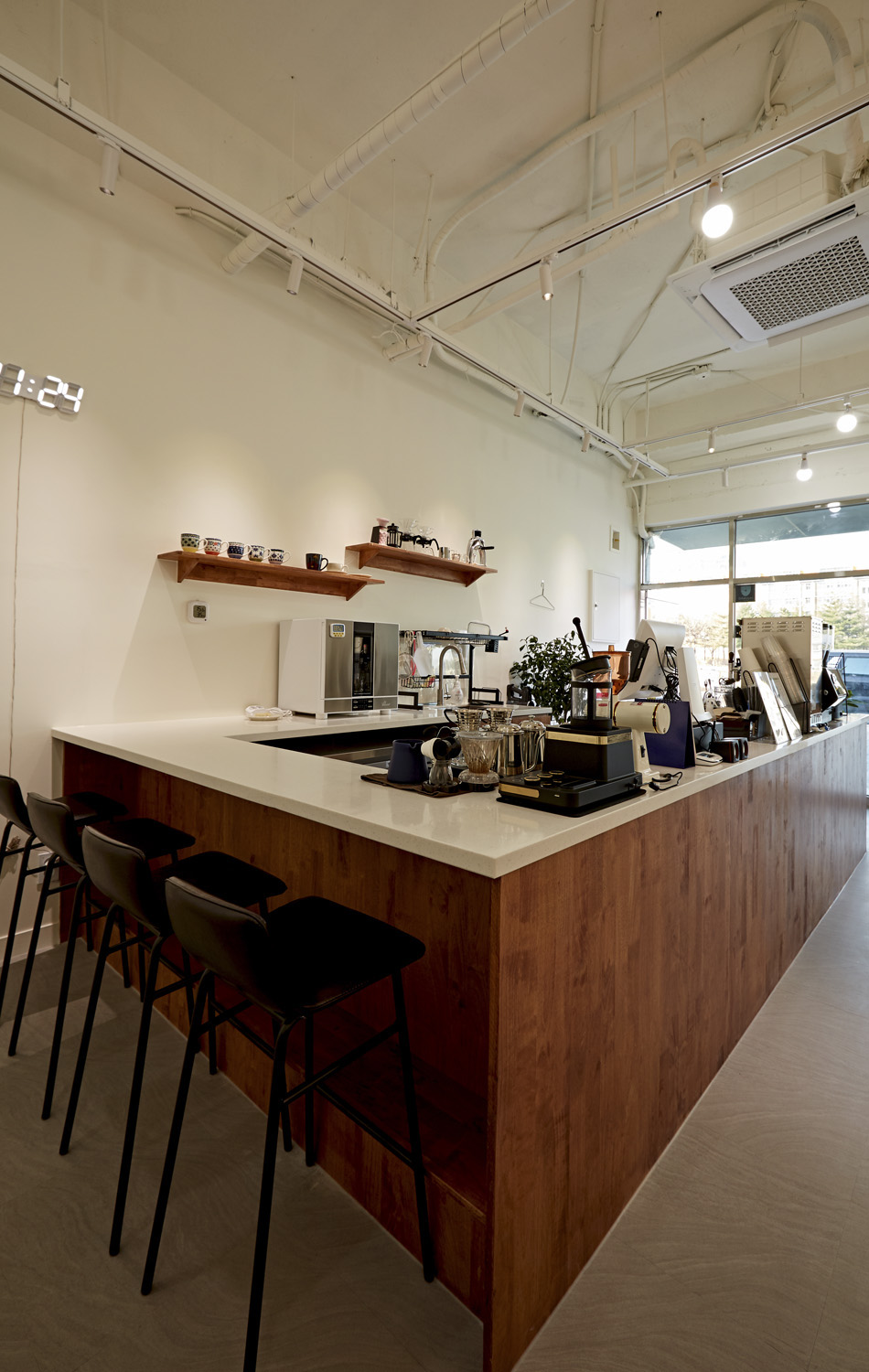 简单时尚的 10 平米咖啡厅设计-14