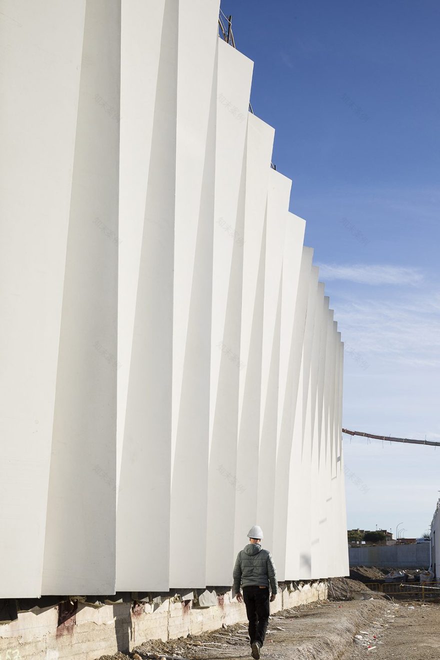 西班牙旧工厂翻新,韵律几何新风貌-37