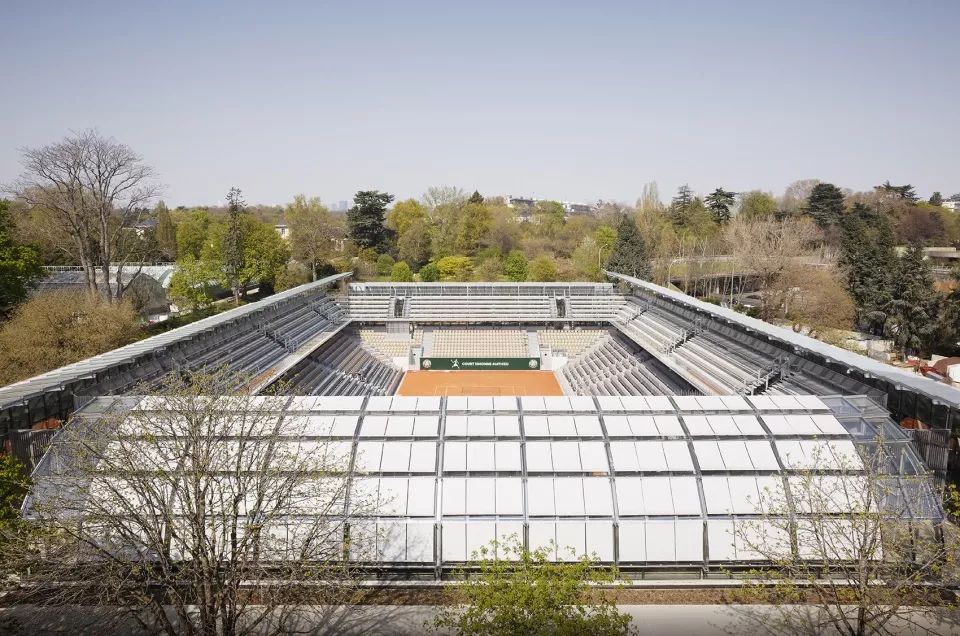 玻璃温室环绕着的红土网球场-3