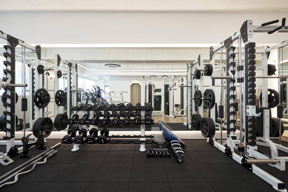 40 平简约双色调皮具店设计，尽显北欧风情-6