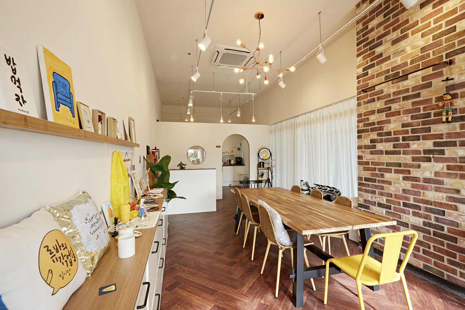 白色与木质，打造极简优雅办公空间-6