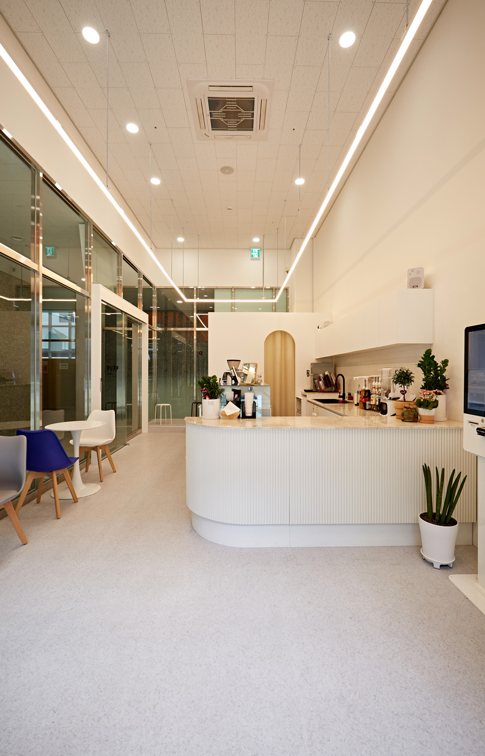 白色与木色交融，11 平小空间咖啡馆设计惊艳-8