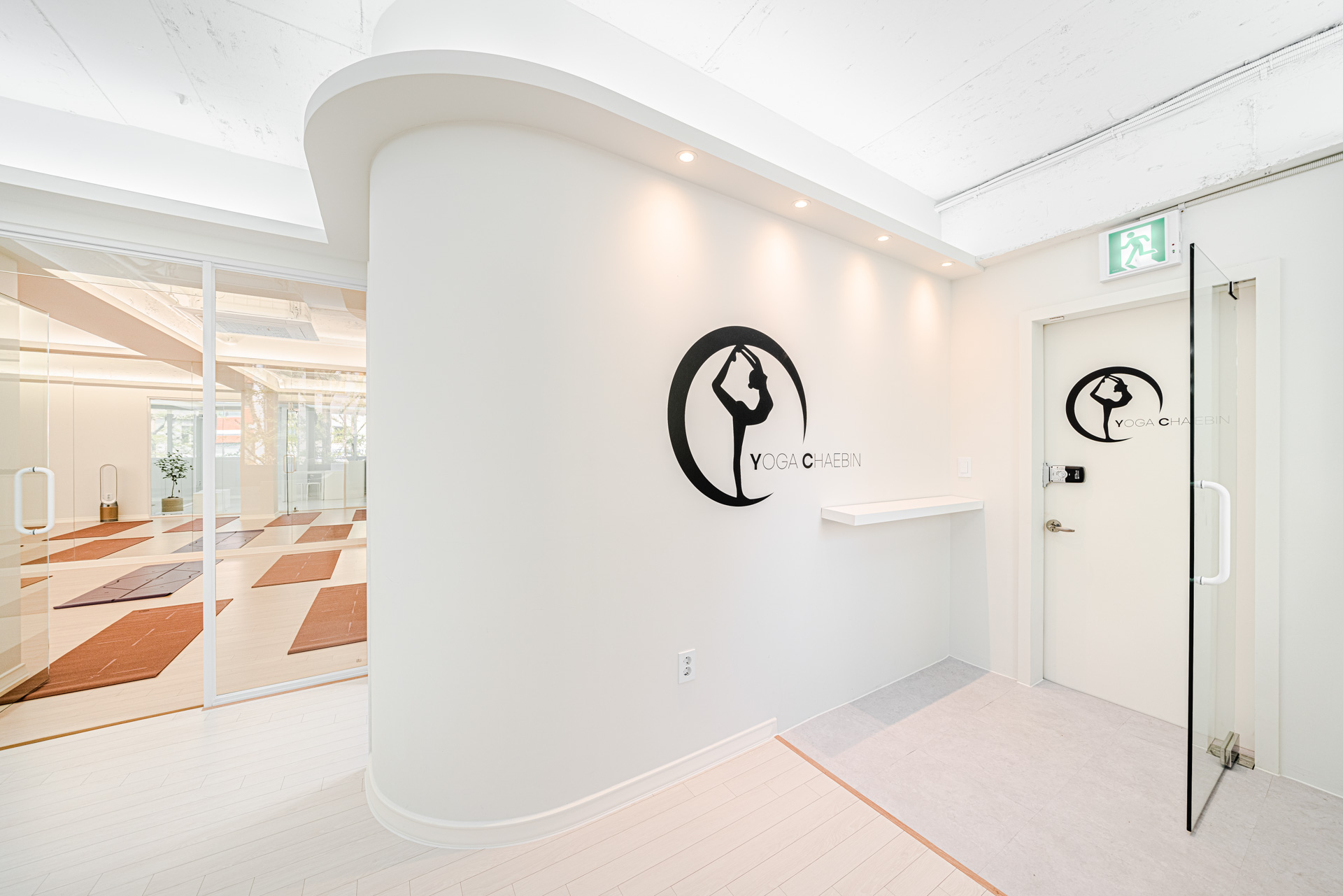 白色极简瑜伽馆 | 现代设计的完美体现-3
