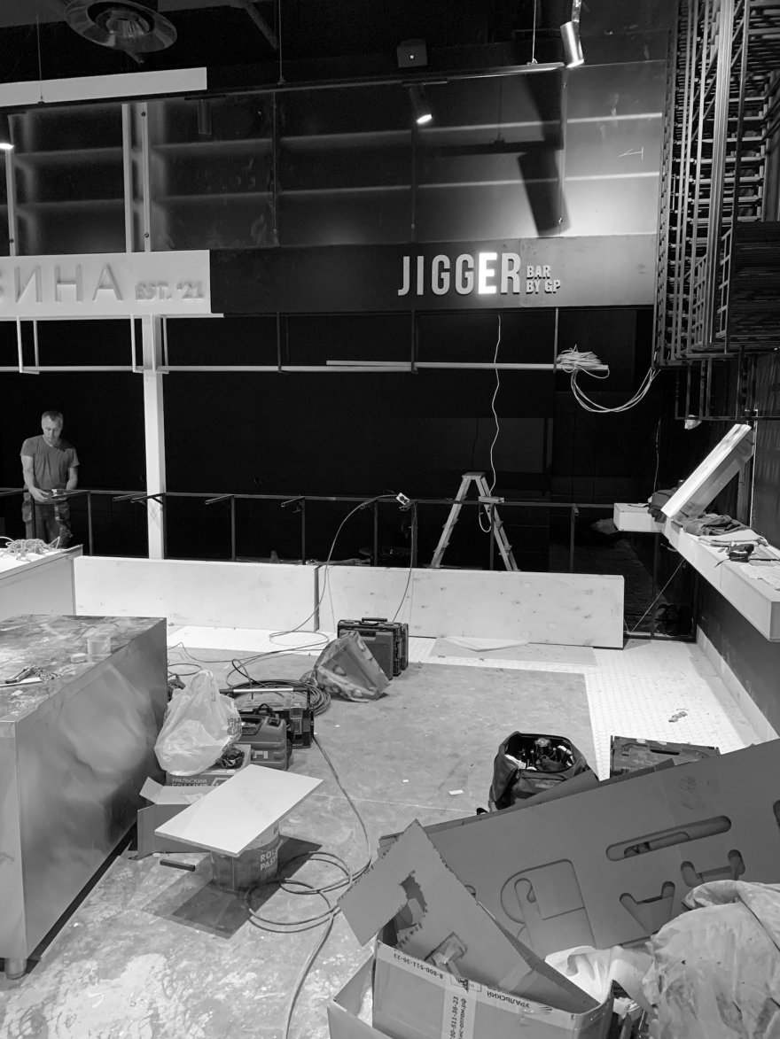 一杯葡萄酒和量杯角落丨俄罗斯圣彼得堡丨Marat Mazur-59