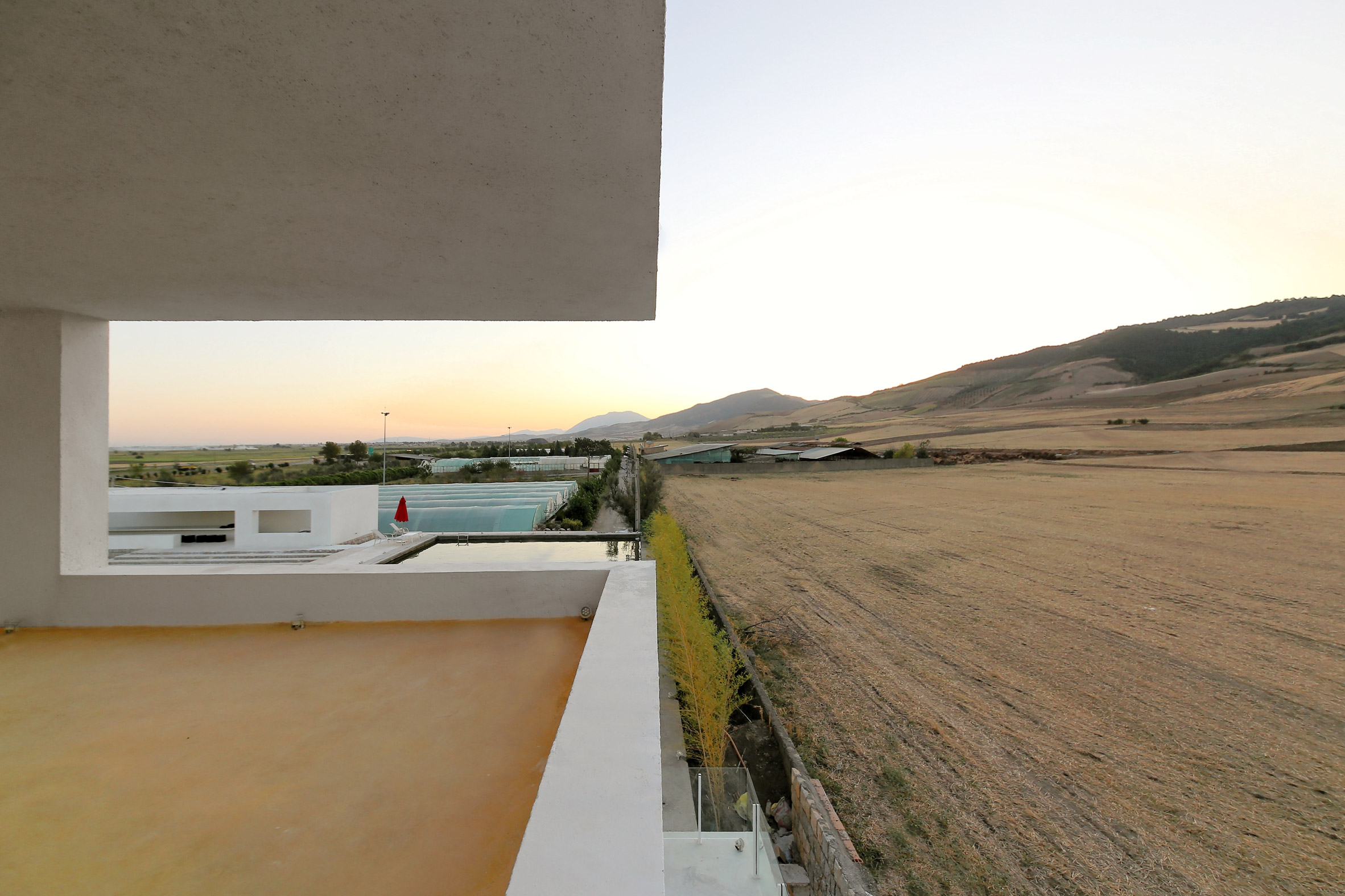 Zav Architects designs Iranian house as a belvedere featuring open-air viewing platforms-11