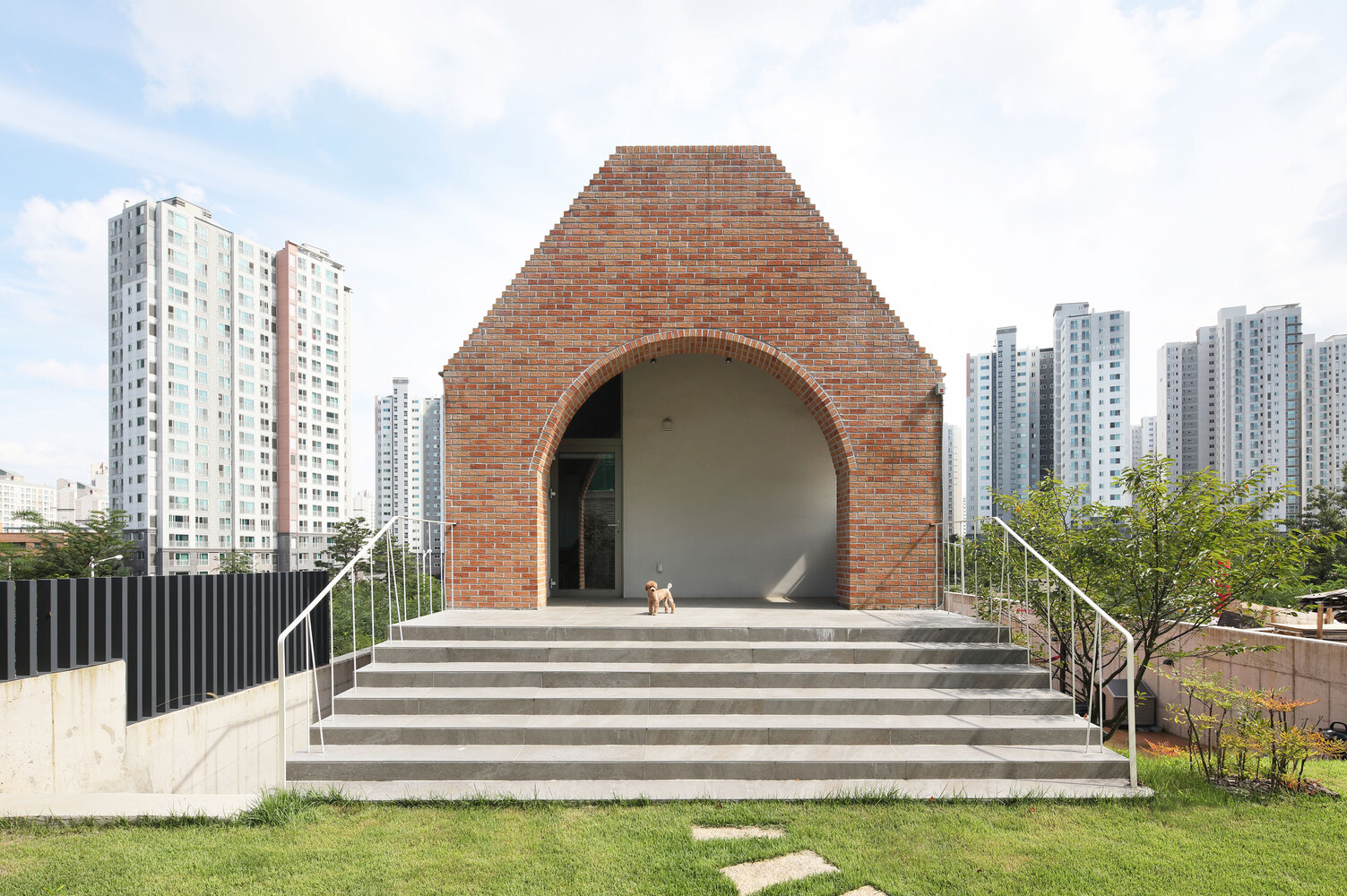 首尔郊区悬浮砖房· Zeppelin House-14