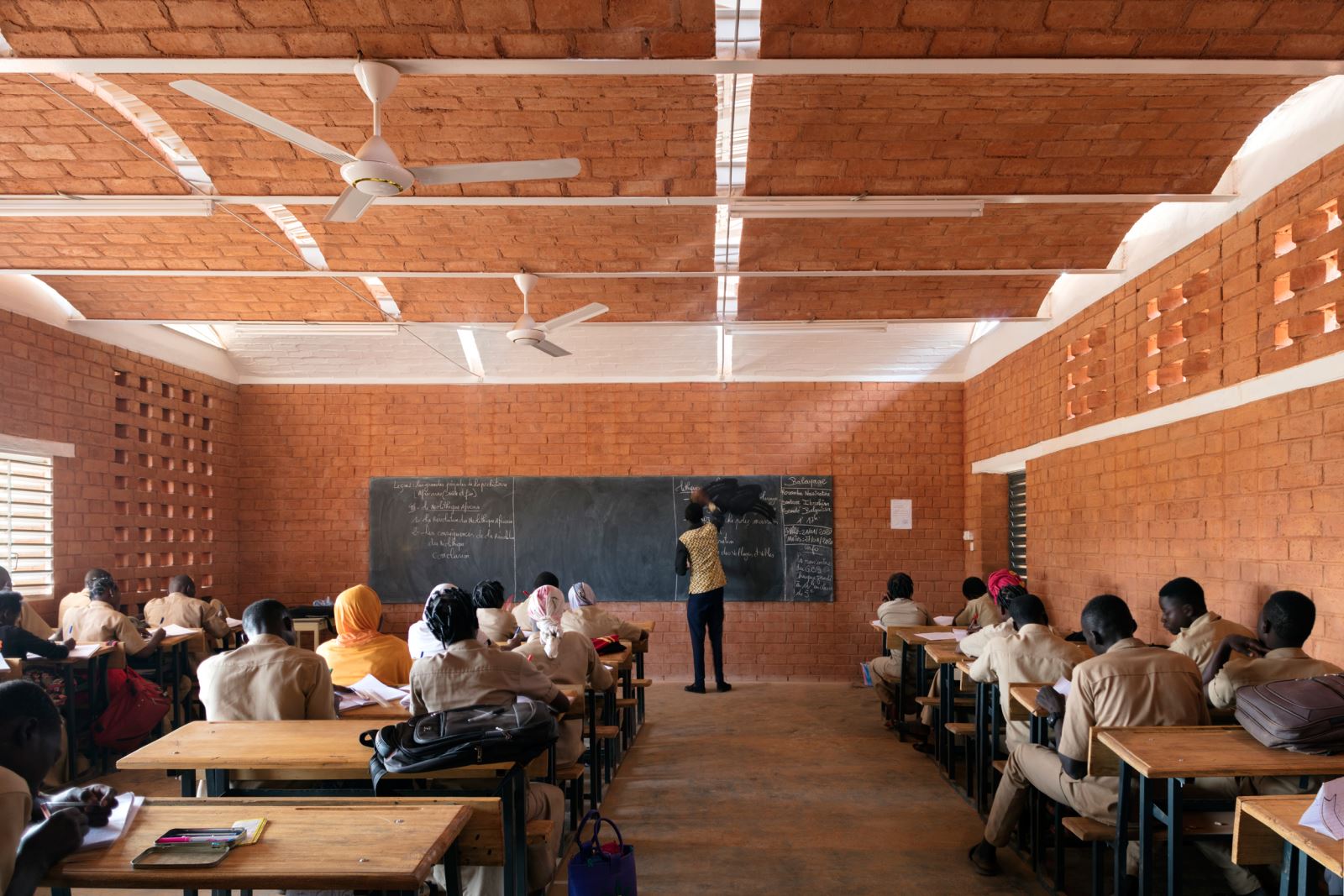 泥土砖构建的中学教育空间——阿尔伯特·福斯马德里设计案例-13