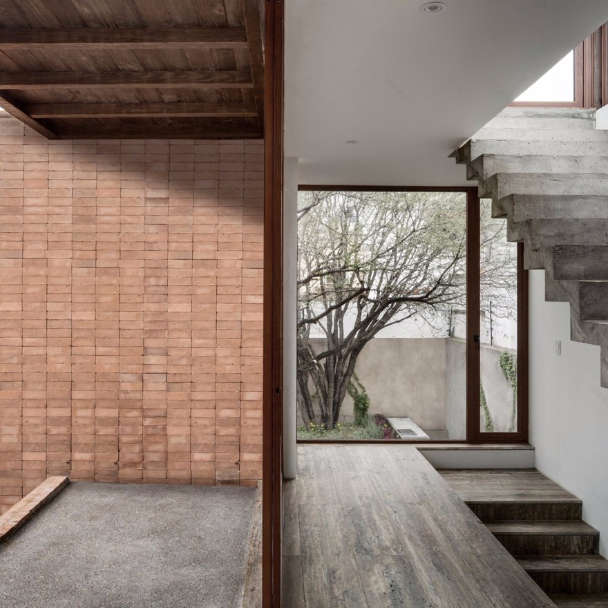 混凝土墙板打造的庄重空间-12