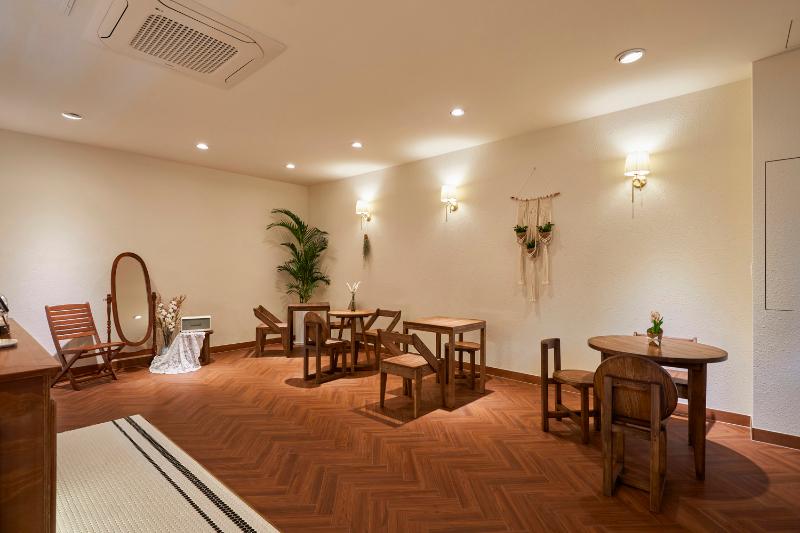 白色&木质风 15 坪咖啡厅设计，温馨舒适空间打造-5