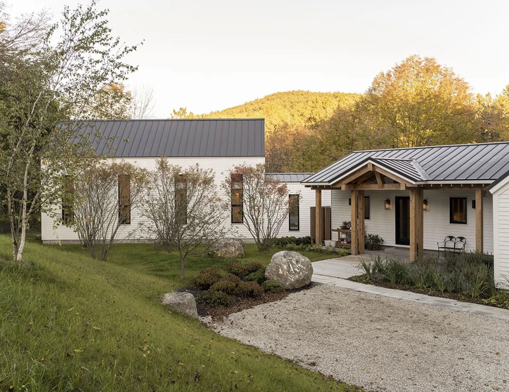 温馨农场住宅，花卉墙纸与复古家具的完美融合-22