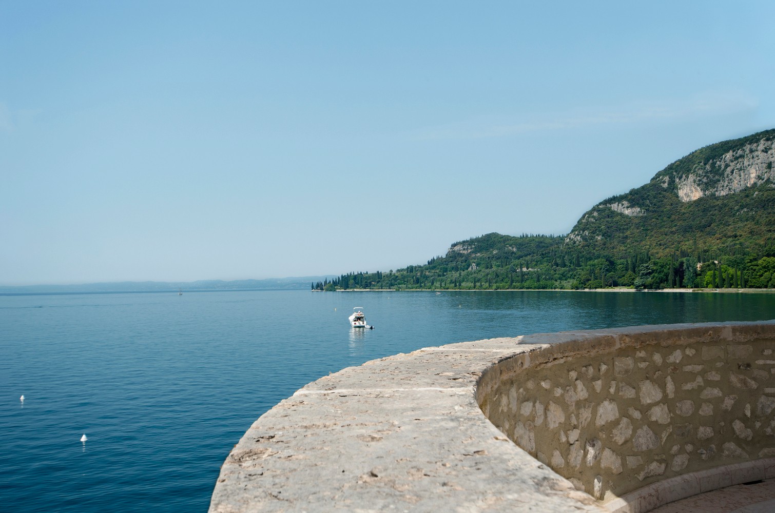 加尔达湖畔私人别墅 | 斯巴达式度假胜地-8