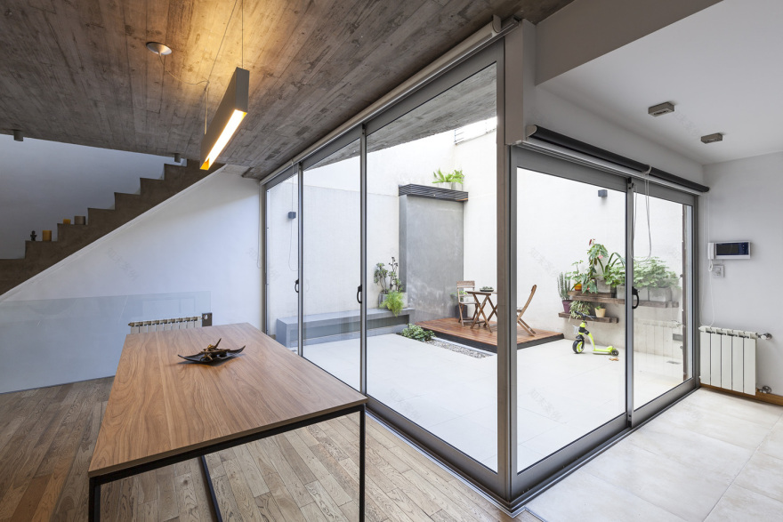 阿根廷“绿意盎然”的三层住宅设计-18