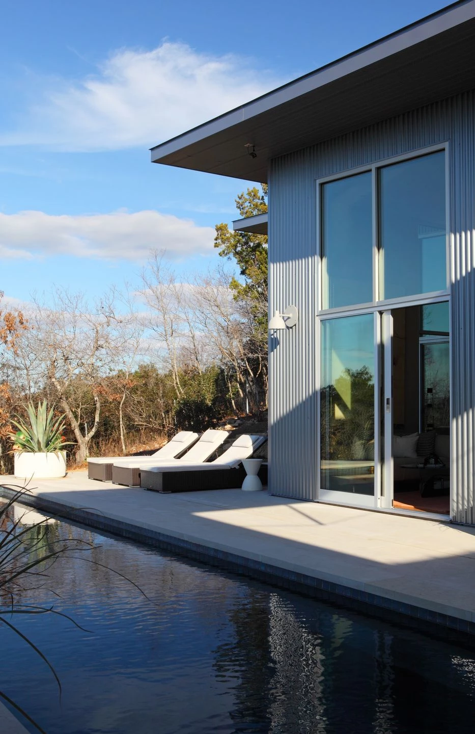 德州奥斯汀的"Villa Nuevo" | 夏日遮阳，室内外生活和谐共生-13