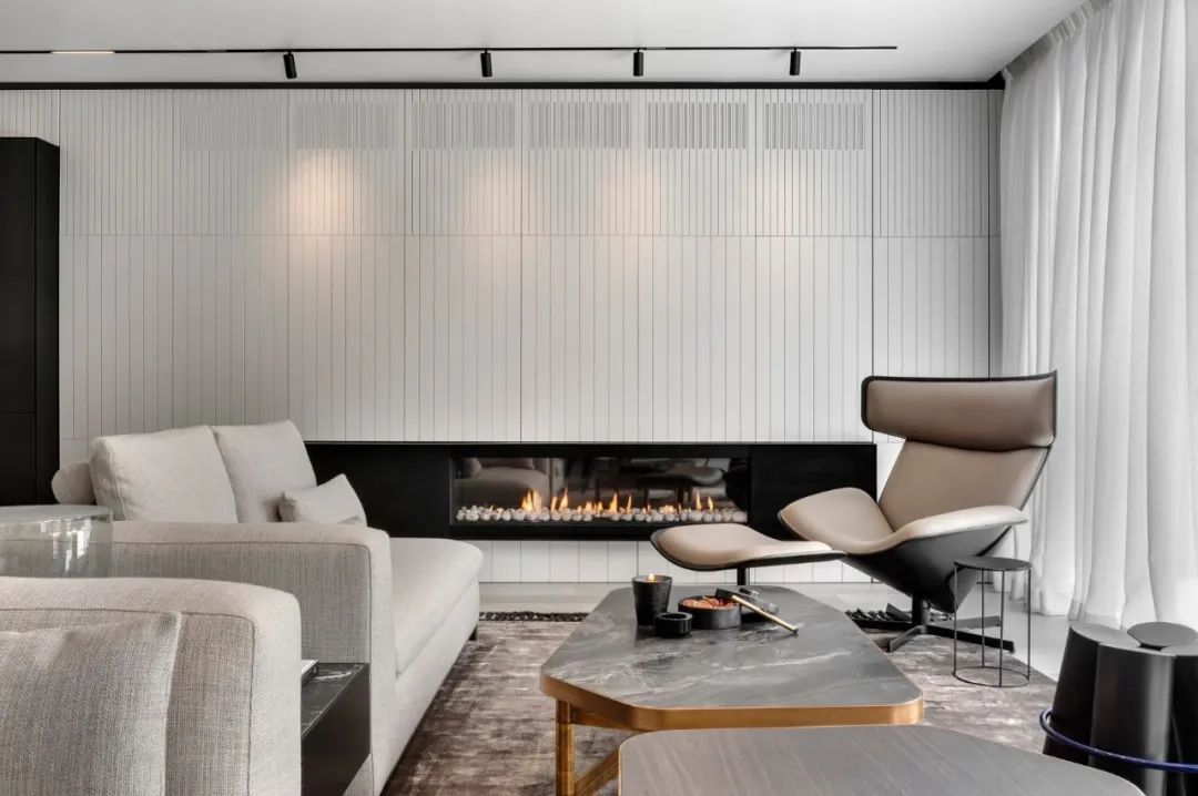 Aviram Kushmirski 打造轻奢风空间，黑白色调与实木地板的完美搭配-45