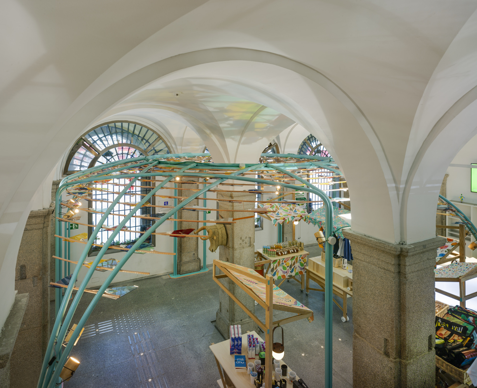 Madrid 地标设计,融合传统与现代的旅游礼品店-9