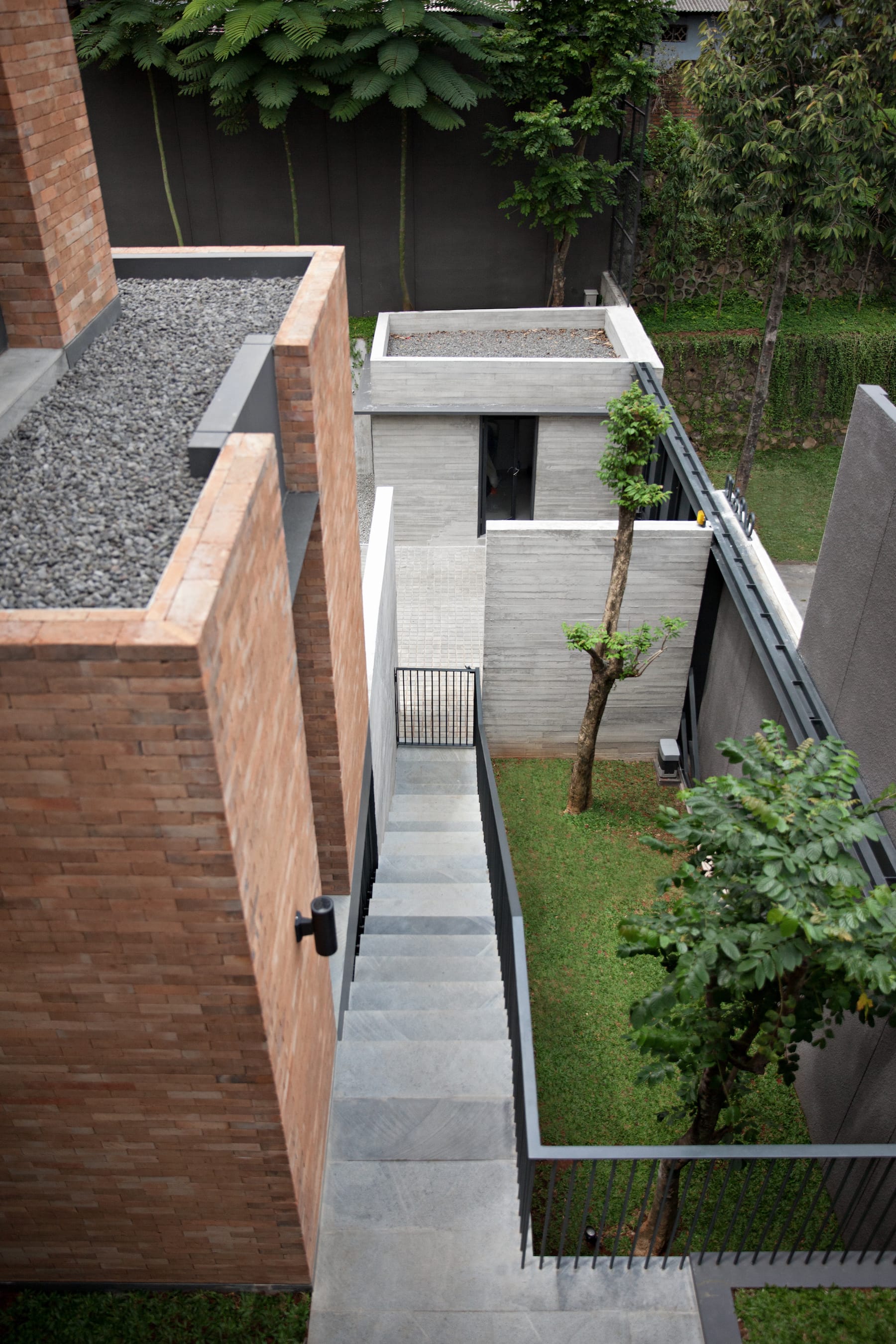 印度尼西亚现代共享住宅 · Kramat Jati House丨PT. Studio Air Putih-14