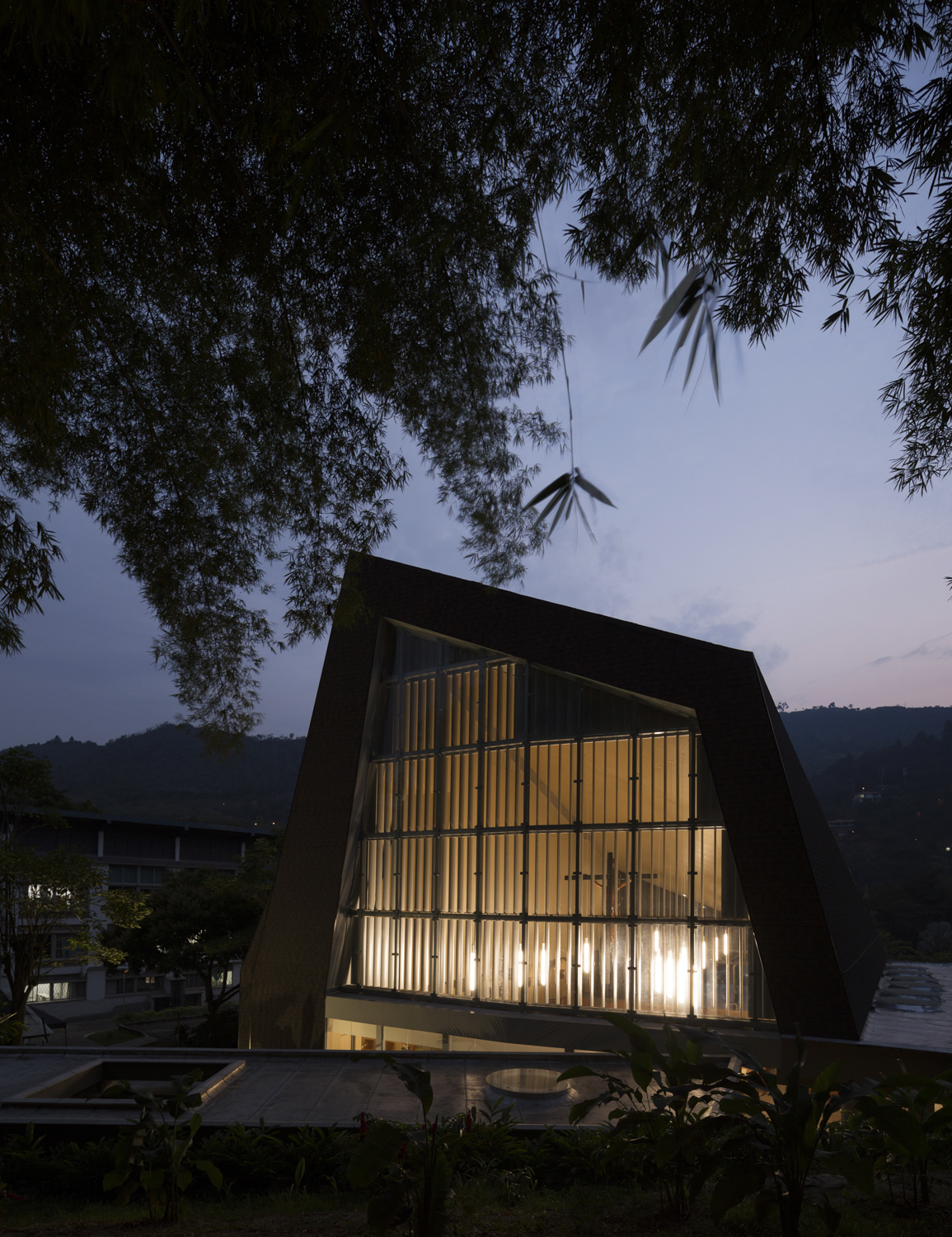 折叠屋顶下的绿意教堂-13