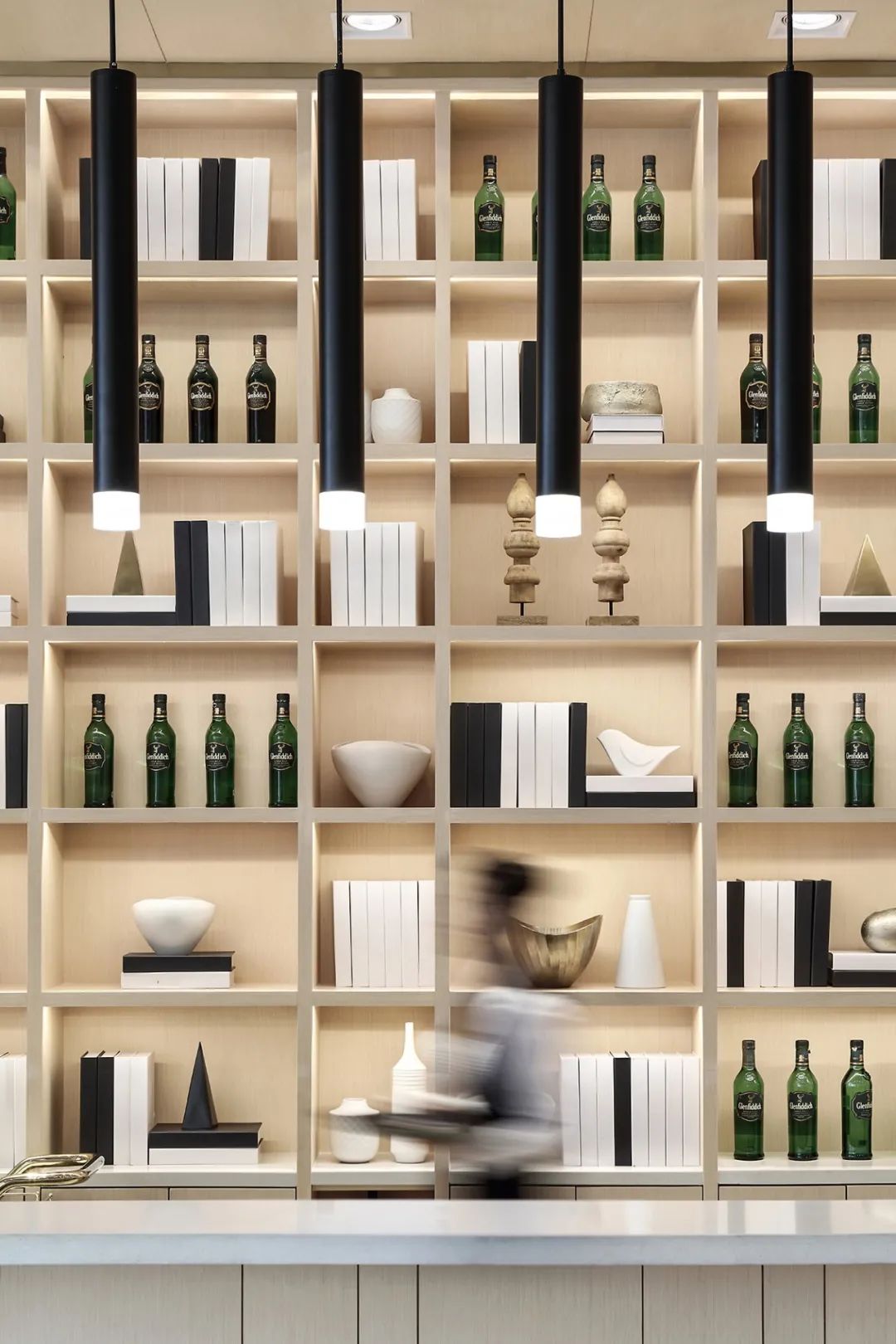 青岛协信天骄观澜售楼处 | 水光韵律的简奢空间-45