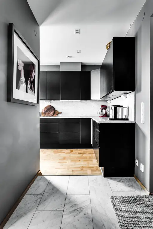 极简灰色公寓中的法国设计金属壁炉-9