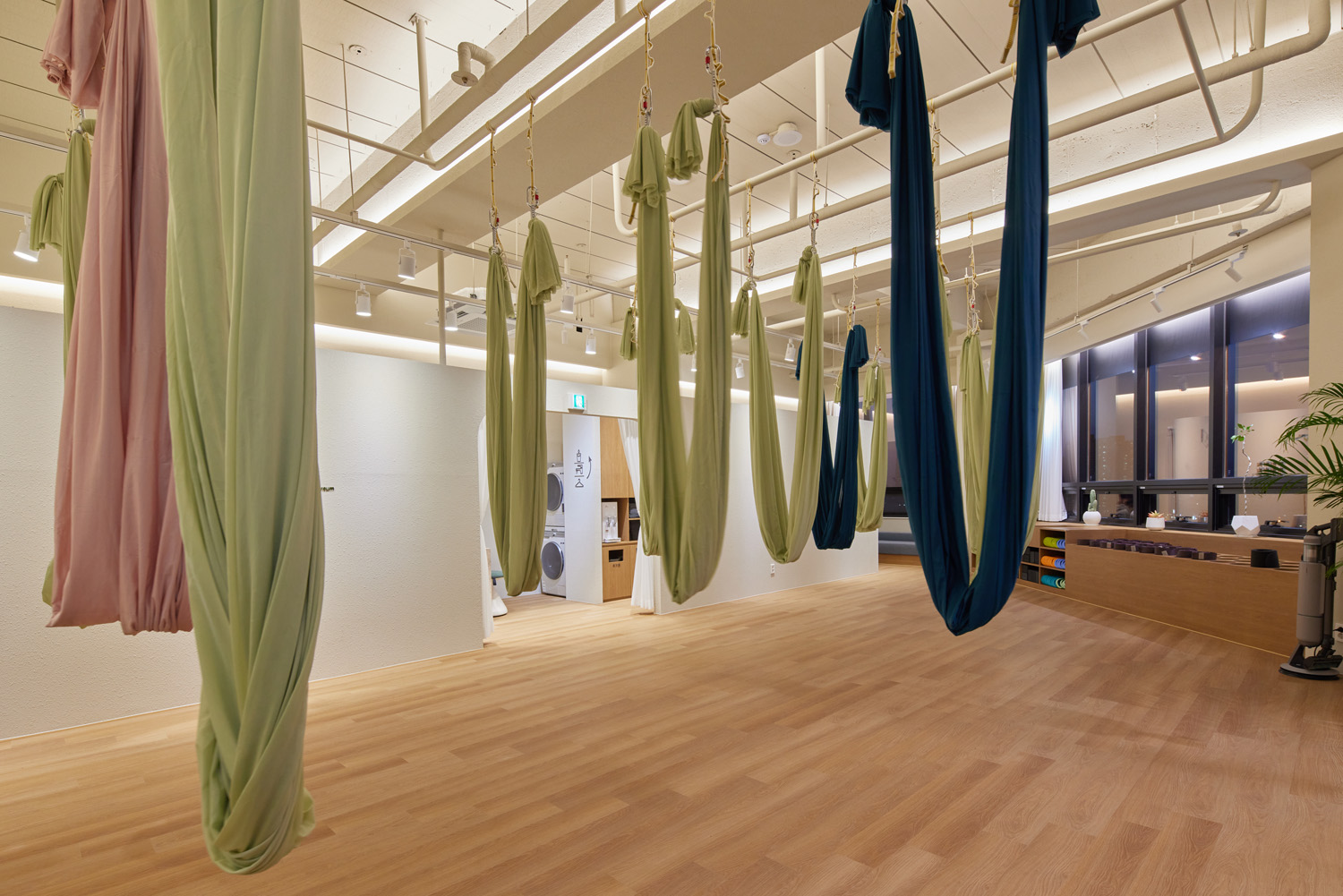 高级白色与木质，30 平米瑜伽中心的精致设计-7