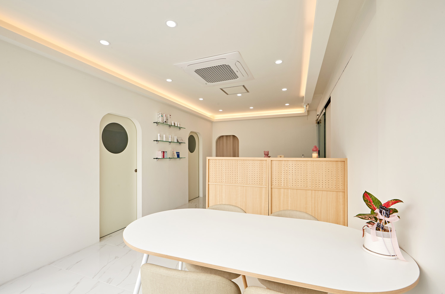 现代时尚的白色&木纹美妆店设计-7