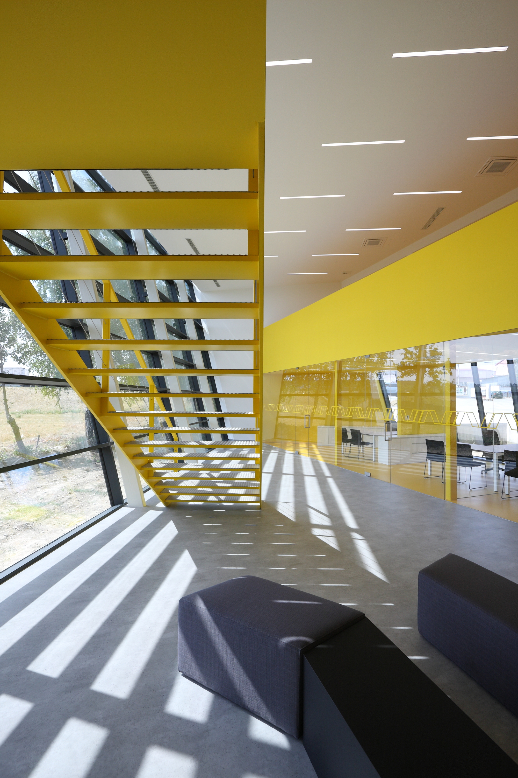 高速公路旁的透明办公建筑-1