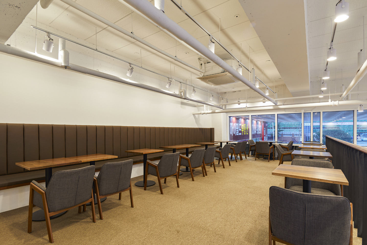 现代时尚的 Bluiverd 多层次贝壳蛋糕咖啡厅设计-12