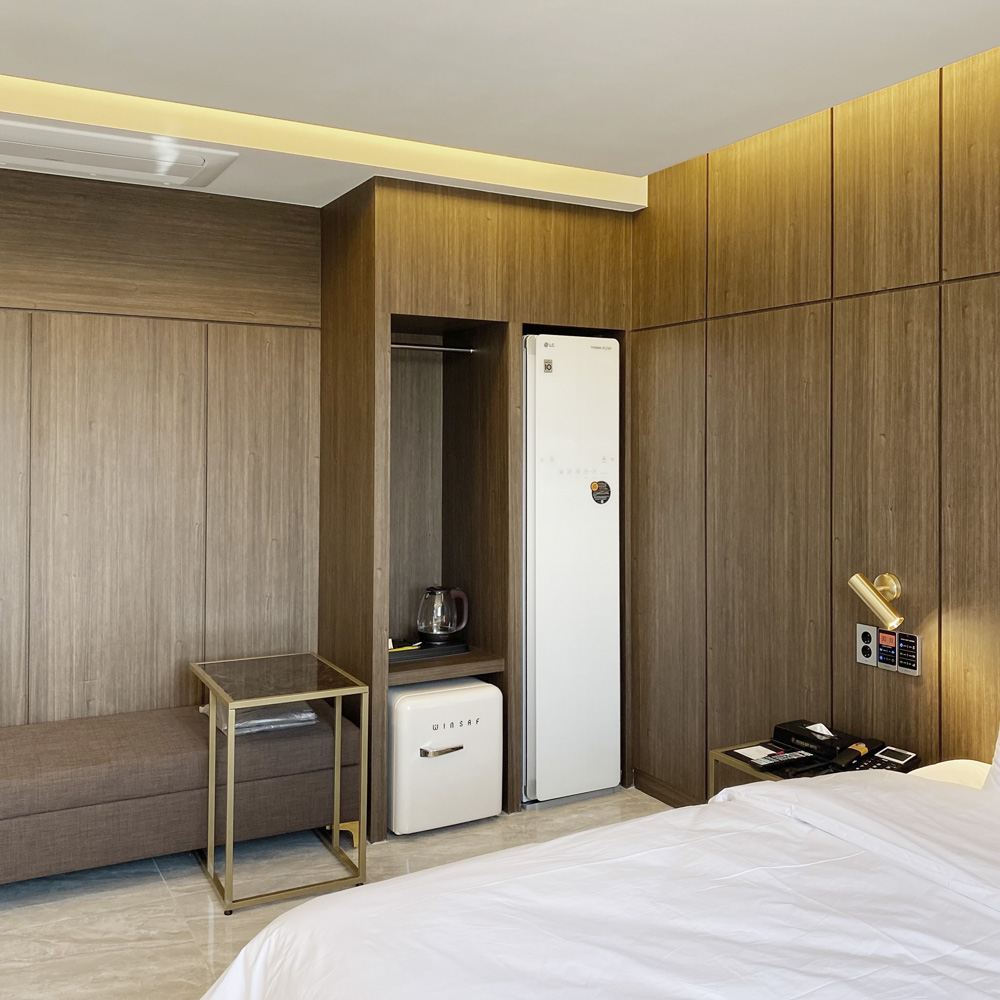 简约酒店设计典范 | 白色木纹诠释温馨空间-5