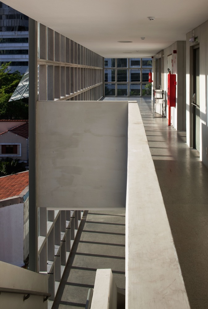 巴西 Shalom 社区中心·混凝土巨石构建的和谐空间-23